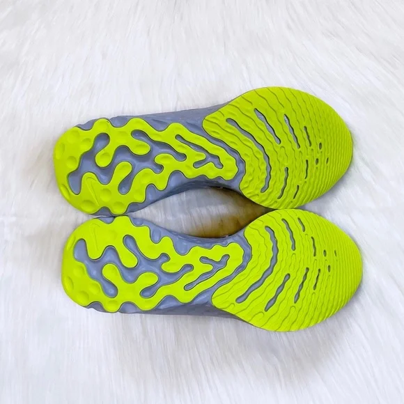 Nike Women’s React Infinity Run Flyknit 2 Trainers - Picture 8 of 9